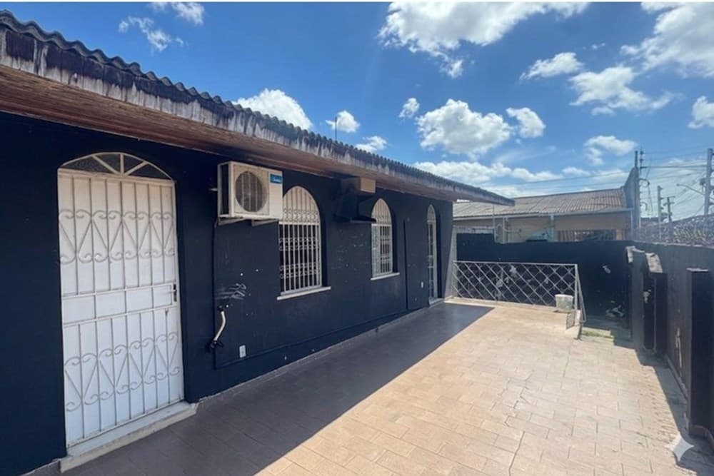 Vende Casa com 4 Quartos (2 Suítes) + Churrasqueira e Pátio Amplo!