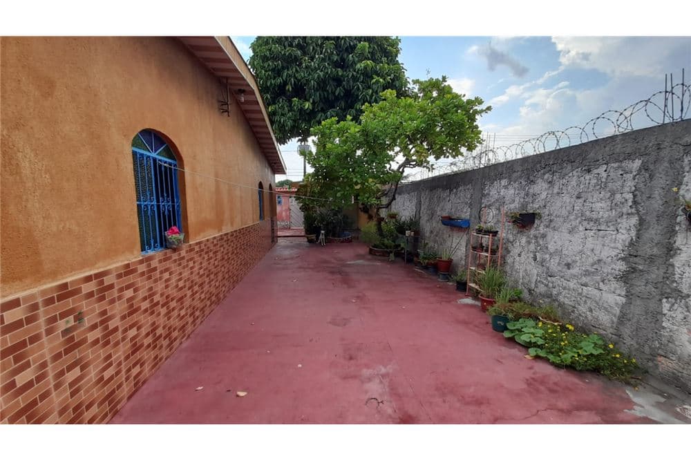 CASA COM ÓTIMO VALOR À VENDA - TANCREDO NEVES 